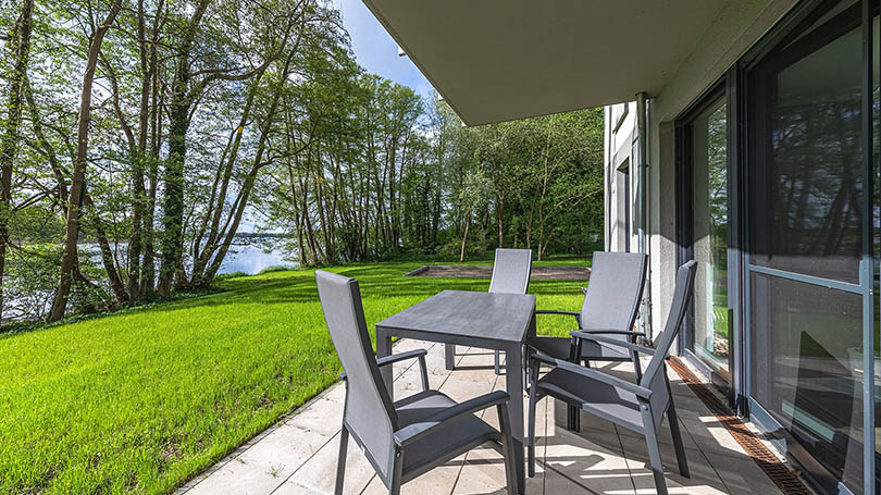 Terrasse mit Seeausblick für die Ferienwohnungen mit Unterkunft in Krakow am See