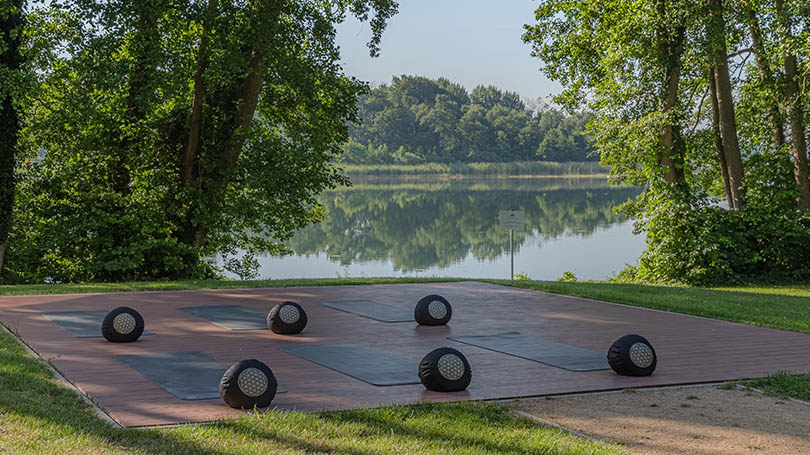 Yogabereich vor dem See mit Ferienwohnungen in Krakow am See Unterkunft